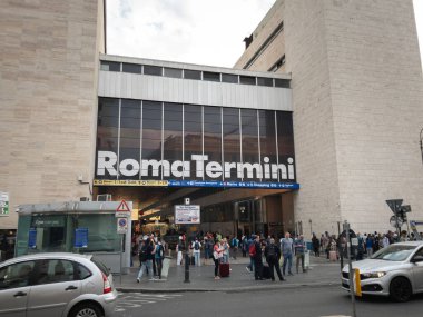 ROME, ITALY - 15 Haziran 2024: Roma Termini Tren İstasyonunun Işığa Ana Girişi. Roma Terminali Roma 'nın ana tren istasyonu ve İtalyan demiryollarının merkezidir..