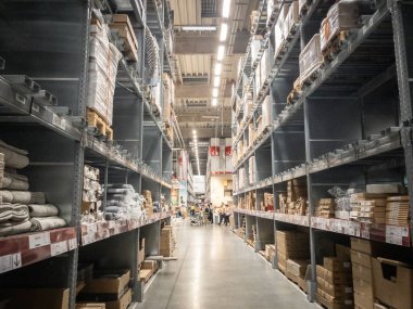 BELGRAD, SERBIA - 21 Eylül 2024: İsveçli çok uluslu mobilya perakendecisinin IKEA deposu. Dev yapı, IKEA 'nın ev eşyaları için Sırp pazarındaki varlığını vurguluyor.