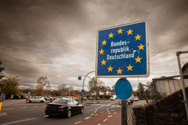 Almanya 'ya girişini gösteren standart AB sınır tabelaları (Almanya' da Almanya Federal Cumhuriyeti anlamına gelen Bundesrepublik Deutschland), Hollanda sınırında, Schengen bölgesinde.