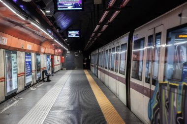 ROME, ITALY - 15 Haziran 2024: Roma Metro treni A hattındaki Spagna metro istasyonuna varıyor. Atac tarafından işletilen Roma metrosu, İtalyan başkentinin ulaşım sistemlerinden biridir..
