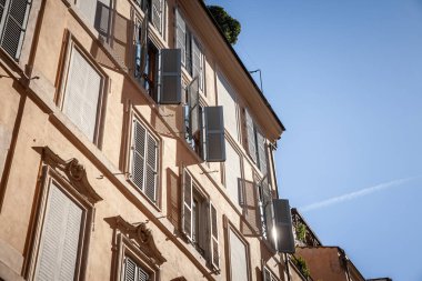 Eski Roma 'da ahşap panjurları olan tipik bir İtalyan Akdeniz binası cephesi. Mimari tarihi cazibe ve antik mahallelerin geleneksel tasarım unsurlarını yansıtıyor.