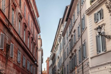 Eski Roma, İtalya 'nın başkenti ve büyük bir turistik kent olan tarihi Roma' daki eski binalar ve cephelerdeki seçici bulanıklık. Konut binaları görülebilir..