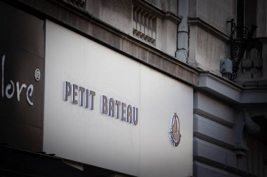 BELGRAD, SERBIA - 21 Temmuz 2024: Petit Bateau 'nun logosu Belgrad' daki ana dükkanlarında. Petit Bateau, çocuk, bebek kıyafeti ve iç çamaşırı satan Fransız bir perakende markasıdır..