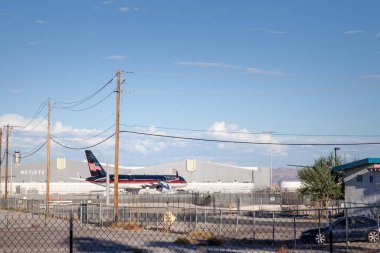 LAS VEGAS - 18 Ağustos 2024: Trump 'ın özel uçağı, bir Boeing 757, Trump Force One olarak bilinen Las Vegas havaalanındaki pistte park edilmiş. Donald Trump 'ın kişisel uçağı..