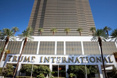 LAS VEGAS, ABD - 22 Ağustos 2024: Trump International Hotel, diğer adıyla Las Vegas Trump Tower. Donald Trump 'a ait lüks bir otel ve apartman dairesi..