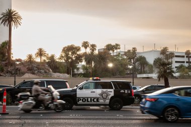 LAS VEGAS - 19 Ağustos 2024 Las Vegas polisi Las Vegas şeridinde trafik sıkışıklığı ile devriye geziyor. Las Vegas Metropolitan Polis Departmanı (LVMPD), Clark County 'deki Las Vegas emniyet teşkilatıdır..