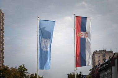 Novi Sad 'ın bayrağı Novi Sad' daki Sırp ulusal bayrağının yanında duruyor. Bu, Sırbistan 'ın ana kenti Voyvodina' daki Novi Sad 'ın resmi görsel ve simgesi..