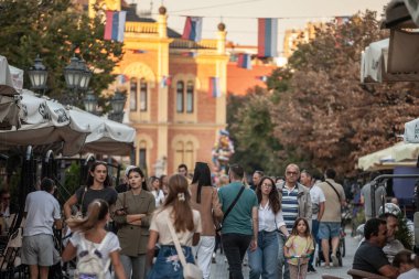 NOVI SAD, SERBIA - 21 Temmuz 2024: Novi Sad 'ın şehir merkezindeki Zmaj Jovina Caddesi boyunca çoğunluğu aile olmak üzere kalabalık yürüyor. Novi Sad, Voyvodina 'nın ana şehridir..