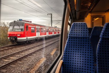 Köln yakınlarındaki bir Alman S-Bahn banliyö trenindeki seçici bulanıklık, Almanya 'nın toplu taşıma sisteminin bir parçası olarak başka bir trenden görüldü..