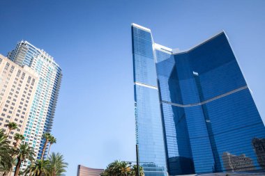Nevada 'daki Las Vegas gökdelenlerinin panoramik manzarası modern gökdelenleri ve şehir gelişimini gösteriyor. Görüntü, şehrin ABD 'nin batısındaki hareketli bir iş merkezi ve turizm merkezi olarak statüsünü yansıtıyor..