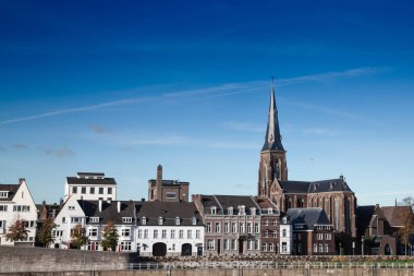 Meuse Maas nehri kıyısındaki Maastricht Rıhtımı Panorama 'da Sint Martniuskerk, bir Katolik kilisesi ve Maas Meuse Nehri üzerindeki Aziz Servatius köprüsü üzerinde yoğunlaşmıştır..