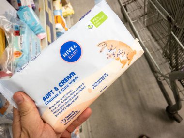 BELGRAD, SERBIA - 21 Eylül 2024: Nivea logosu Nivea Bebek Mendilleri paketinde sergilendi. Nivea, Alman bir cilt bakımı şirketi..
