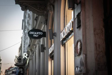 BELGRAD, SERBIA - 21 Eylül 2024: Incanto İtalya logosu Sırbistan 'ın Belgrad kentindeki mağazalarının vitrininde sergilendi. Incanto, uluslararası perakende satış varlığının altını çizerek iç çamaşırı ve kadın giyiminde uzmanlaşmış bir İtalyan moda markası..