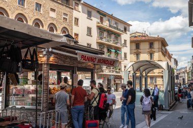 ROME, ITALY - 15 Haziran 2024: Müşteriler eski Roma 'da tipik bir panino sandviç standında bekliyor, İtalyan sokak yemeği kültürünü resmediyorlar. Panini ya da panino geleneksel Roma sokak yemekleridir..