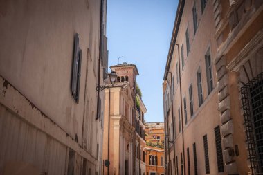 Tarihi eski Roma İtalya 'daki tarihi cadde ve binalar, öğleden sonra ışığında konut binaları bulunan ve geleneksel Akdeniz mimarisini ve kentsel manzarayı gözler önüne seren büyük turistik bir dönüm noktası..