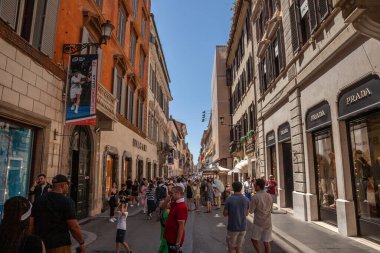 ROME, ITALY - 15 Haziran 2024: Roma alışveriş caddeleri Via dei Condotti 'de kalabalık, lüks perakende ve hareketli şehir hayatı. Bu ana cadde, şehir ekonomisini yansıtan perakende ve ticaret merkezi..