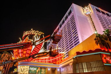 LAS VEGAS, 21 AĞUSTOS 2024 Flamingo Las Vegas Oteli 'nin gece bakım işleri, yüksek çalışma platformları. Yenileme faaliyetleri yapan işçiler, inşaat ve kentsel gelişimi ön plana çıkarıyorlar.