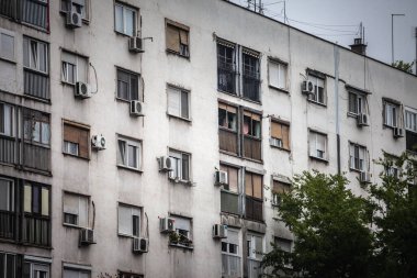 Sırbistan 'ın Novi Sad kentindeki komünist dönemden kalma binaların dış cepheleri, eski Yugoslavya' nın mimari tarzının bölgedeki yoksulluk ve ekonomik kriz sorunlarını ön plana çıkaran etkilerini yansıtıyor.