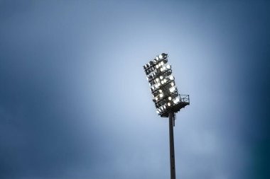 Yansıtıcılar veya projektörler olarak da bilinen stadyum ışıkları bir spor arenasını aydınlatıyor. Işıklandırma ekipmanları akşam etkinlikleri ve oyunlar için gereklidir..