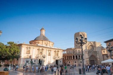 VALENCIA, İspanya - 13 Ekim 2024: Valencia Plaza de la Virgen, Turia Fountain ön planda. Arkasında Terkedilmiş Meryem Ana 'nın Bazilikası duruyor. Valencia bir İspanyol şehri..