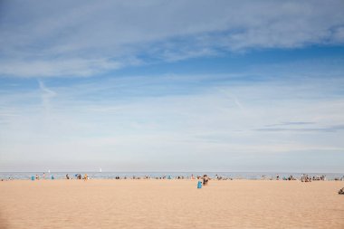 VALENCIA, İspanya - 13 Ekim 2024: Valensiya 'nın ünlü sahillerinden biri olan Playa de las Arenas' ın kumlu sahili, sakin Akdeniz suları ve açık bir gökyüzü manzarası.