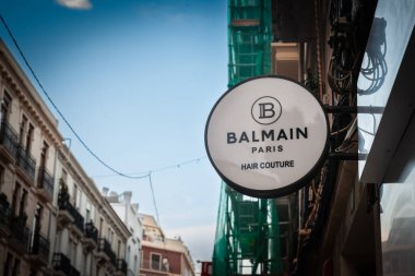 VALENCIA, İspanya - 13 Ekim 2024: Balmain Paris logosu Valencia, İspanya 'da bir mağazada görüldü. Görüntü, kentin perakende satış alanında lüks moda markasının varlığını vurguluyor..