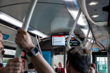 LAS VEGAS, 21 AĞUSTOS 2024: Valencia 'daki toplu taşıma sisteminin teknolojisine odaklanan Valencia şehir otobüsünde seçici bir bulanıklık yakaladı..