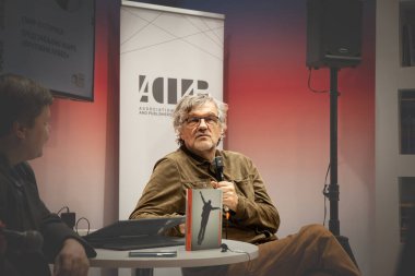 BELGRAD, SERBIA - 21 Ekim 2024: Sırp film yönetmeni Emir Kusturica, Belgrad 'daki bir röportaj öncesinde poz verirken görülüyor. Kusturica sinemaya katkılarıyla tanınıyor.