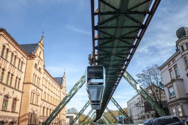 Wuppertal Schwebebahn 'dan geçen bir tren Wuppertal, Almanya' nın ikonik asma demiryolu. Bu eşsiz ulaşım şekli şehrin bir özelliği ve olağanüstü bir mühendislik başarısıdır..