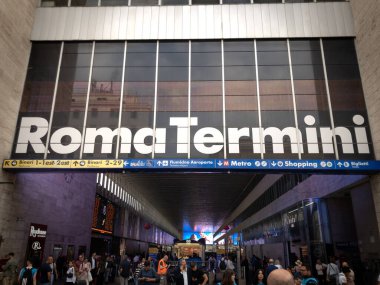 ROME, ITALY - 15 Haziran 2024: Roma, İtalya 'daki Roma Termini tren istasyonunun ana girişi. Roma Terminali Roma 'nın ana tren istasyonu ve İtalyan demiryollarının merkezidir..