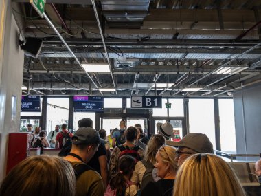 ROME, ITALY - 15 Haziran 2024: Roma Ciampino Havaalanı 'nın Wizz Air uçuşu için yolcu kalabalığı Belgrad' da bekliyor. Roma Ciampino Roma 'nın ikincil havalimanı, çoğunlukla düşük maliyetli havayolu şirketleri için.