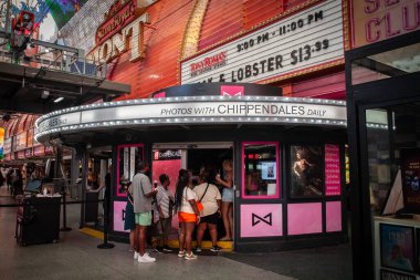 LAS VEGAS - 19 AĞUSTOS 2024: İnsanlar Las Vegas 'taki Fremont Street Experience' da Chippendales ile fotoğraf çekmek için kuyruğa giriyor. Fremont 'ta kalabalığı çeken bir eğlence..