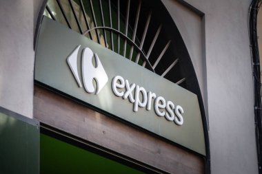 VALENCIA, İspanya - 13 Ekim 2024: Carrefour Express logosu Valencia şehir merkezindeki yerel süpermarketlerinin önünde. Avrupa 'nın önde gelen perakendecilerinden Carrefour Espana' ya ait..