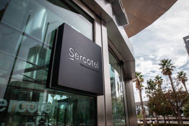 VALENCIA, İspanya - 13 Ekim 2024: Sercotel logosu Valencia, İspanya 'daki otellerinde sergilenmektedir. Sercotel otel grubu İspanya 'nın çeşitli şehirlerinde konaklama imkanı sunan bir İspanyol otel zinciri..