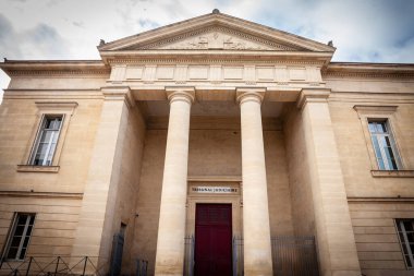 Bergerac 'ın Adalet Divanı (Fransızca Yargı Mahkemesi) ön cephesi. Fransız yargı sisteminde küçük suçlar ve suçlar için bir alt mahkeme, birleşik bir mahkemedir..