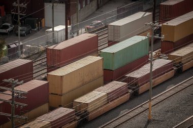 Montreal, Quebec sanayi limanında konteyner trenleri ve vagonları bulunan demiryolu, Kanada limanındaki lojistik ve sanayi faaliyetlerini vurgulayan ulaşım ve lojistik sektörünü gözler önüne seriyor..