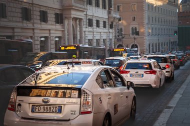 ROME, ITALY - 15 HAZİRAN 2024: Roma 'nın şehir merkezinde bekleyen taksi kuyruğu, şehir ulaşımında taksi hizmetlerinin rolünü ve İtalya' nın başkentinde şehir hayatının günlük koşuşturmasını gözler önüne seriyor.