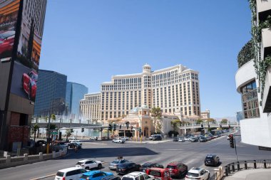 LAS VEGAS - 21 AĞUSTOS 2024: Las Vegas Bulvarı üzerinde yoğun araba trafiği olan Bellagio Oteli ve Kumarhanesi. Bellagio Otel ve Kumarhanesi Las Vegas 'ta büyük bir tatil beldesidir..