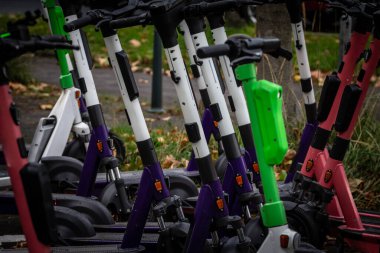 Bir Alman kasabasında park halindeki elektrikli scooterlar, modern kentsel hareketlilik ve çevre dostu ulaşım çözümlerini vurguluyor.