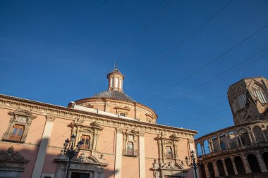 İspanya 'nın Valencia şehrinde bulunan Terk Edilmiş Meryem Ana Bazilikası (Baslica de la Virgen de los Desamparados), Barok mimari unsurların önemli kültürel ve dini öneme sahip olduğunu göstermektedir.