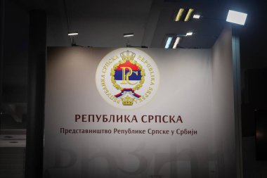 BELGRAD, SERBIA - 12 Ekim 2024: Sırbistan 'daki devlet dairesinin resmi bir işareti üzerine Bosna Sırp Sırp Sırp Sırp Cumhuriyeti' nin arması ve arması.