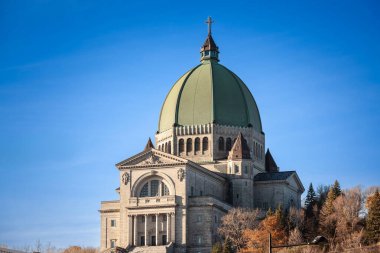 Oratoire Saint Joseph du Mont Royal, ya da Montreal, Quebec 'teki Mont Royal' deki Aziz Joseph Katedrali, belirgin yeşil kubbesi ve gotik diriliş mimarisi ile ünlü bir Katolik simgesidir..