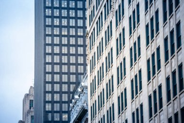 Montreal 'deki zıt gökdelenlerin manzarası Kuzey Amerika' nın kentsel ufuk çizgisindeki tarihi ve modern mimarinin yan yana gelişini vurguluyor..
