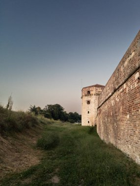 Sırbistan 'ın Belgrad, Donji Kalemegdan kentinde alacakaranlıkta Nebojsina Kula' da seçici bulanıklık. Nebojsa Kulesi, eski bir zindan ve Kalemegdan Kalesi 'nin aşağı şehri Donji mezunu..