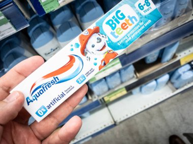 BELGRAD, SERBIA - 12 Ekim 2024: Belgrad 'daki bir süpermarkette satılık Aquafresh çocuk diş macunu. Aquafresh, diş macunu gibi diş temizleme ürünleri üreten bir İngiliz markasıdır..