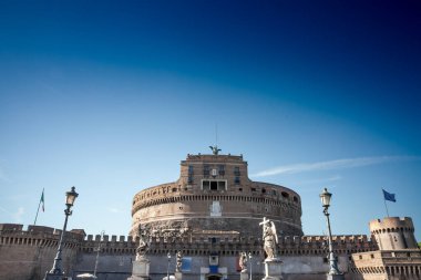 Roma, İtalya 'daki Castel Sant' Angelo, uzaktan ele geçirildi. Görüntü tarihi şatonun mimarisini gösteriyor. Hadrian 'ın eski bir anıt mezarı, büyük bir dönüm noktası ve Roma kalesi..