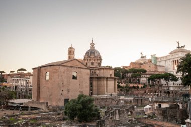 Roma, İtalya 'da Curia Julia ve antik kalıntıların yer aldığı Roma Forumu, bu ikonik arkeolojik alanın tarihsel ve kültürel önemini gözler önüne seriyor..