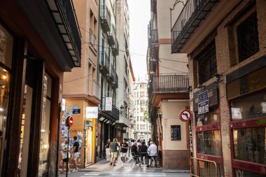 VALENCIA, İspanya - 13 Ekim 2024: Valencia 'nın şehir merkezindeki dar sokaklar, tarihi mimari ve kentsel atmosfer içerir. Valencia Akdeniz 'de büyük bir İspanyol şehridir..