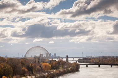 Montreal Biyosfer, Ile Sainte Helene Adası 'nda, Jean Drapeau parkında sonbahar öğleden sonra. Çevreyle ilgili ikonik bir jeodezik kubbe mimari bir yenilik..