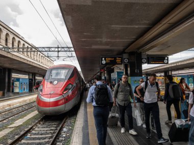 Roma Termini Roma tren istasyonundan kalkmak üzere olan bir Frecciarossa treninin resmi. Frecciarossa, İtalyan ulusal tren operatörü Trenitalia 'nın yanı sıra Le Frecce tren kategorisinin bir üyesidir. Bu isim 20 yıl önce tanıtıldı.